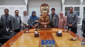 Wakil Wali Kota Makassar, Hj. Aliyah Mustika Ilham, S.E., M.A.P., bersama jajaran pengurus Ikatan Apoteker Indonesia (IAI) usai audiensi membahas persiapan Rakernas dan Pertemuan Ilmiah Tahunan (PIT) IAI 2025 di Kota Makassar.