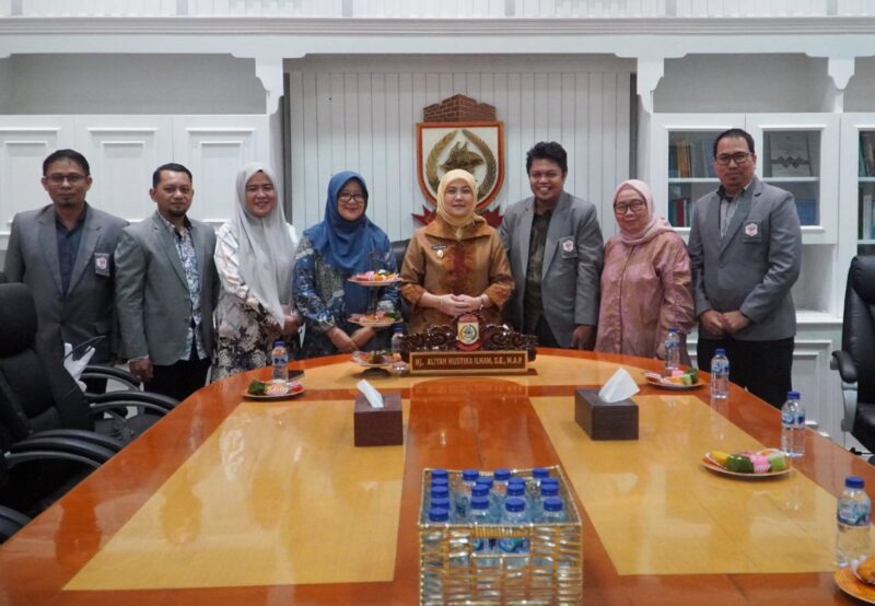 Wakil Wali Kota Makassar, Hj. Aliyah Mustika Ilham, S.E., M.A.P., bersama jajaran pengurus Ikatan Apoteker Indonesia (IAI) usai audiensi membahas persiapan Rakernas dan Pertemuan Ilmiah Tahunan (PIT) IAI 2025 di Kota Makassar.