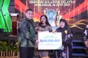 Wali Kota Makassar, Munafri Arifuddin, menyerahkan santunan jaminan kematian sebesar Rp42 juta kepada ahli waris peserta BPJS Ketenagakerjaan pada acara Paritrana Award Provinsi Sulawesi Selatan di Makassar, 26 Juni 2025.