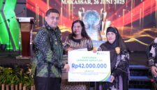 Wali Kota Makassar, Munafri Arifuddin, menyerahkan santunan jaminan kematian sebesar Rp42 juta kepada ahli waris peserta BPJS Ketenagakerjaan pada acara Paritrana Award Provinsi Sulawesi Selatan di Makassar, 26 Juni 2025.