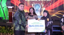 Wali Kota Makassar, Munafri Arifuddin, menyerahkan santunan jaminan kematian sebesar Rp42 juta kepada ahli waris peserta BPJS Ketenagakerjaan pada acara Paritrana Award Provinsi Sulawesi Selatan di Makassar, 26 Juni 2025.