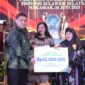 Wali Kota Makassar, Munafri Arifuddin, menyerahkan santunan jaminan kematian sebesar Rp42 juta kepada ahli waris peserta BPJS Ketenagakerjaan pada acara Paritrana Award Provinsi Sulawesi Selatan di Makassar, 26 Juni 2025.