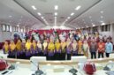 Bunda PAUD Kota Makassar, Melinda Aksa, bersama para Bunda PAUD kecamatan, kelurahan, dan peserta sosialisasi Perwali No. 51 Tahun 2021 tentang Penyelenggaraan PAUD Satu Tahun Pra-SD, yang berlangsung di Ruang Sipakatau, Kamis (26/6/2025).