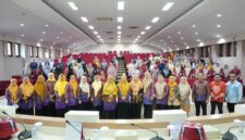 Bunda PAUD Kota Makassar, Melinda Aksa, bersama para Bunda PAUD kecamatan, kelurahan, dan peserta sosialisasi Perwali No. 51 Tahun 2021 tentang Penyelenggaraan PAUD Satu Tahun Pra-SD, yang berlangsung di Ruang Sipakatau, Kamis (26/6/2025).