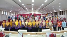 Bunda PAUD Kota Makassar, Melinda Aksa, bersama para Bunda PAUD kecamatan, kelurahan, dan peserta sosialisasi Perwali No. 51 Tahun 2021 tentang Penyelenggaraan PAUD Satu Tahun Pra-SD, yang berlangsung di Ruang Sipakatau, Kamis (26/6/2025).