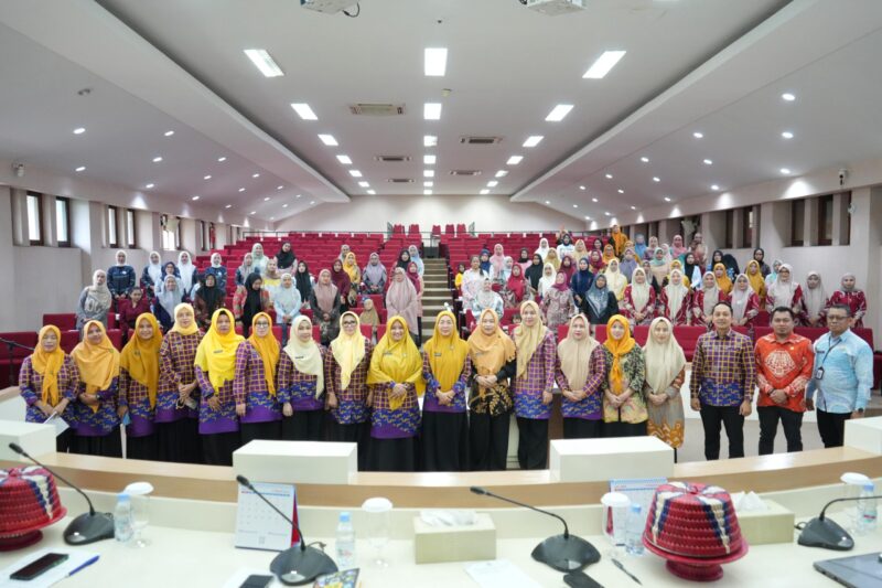 Bunda PAUD Kota Makassar, Melinda Aksa, bersama para Bunda PAUD kecamatan, kelurahan, dan peserta sosialisasi Perwali No. 51 Tahun 2021 tentang Penyelenggaraan PAUD Satu Tahun Pra-SD, yang berlangsung di Ruang Sipakatau, Kamis (26/6/2025).