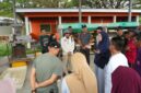 Ketua TP PKK Kota Makassar, Ny. Melinda Aksa, berdiskusi dengan warga dan perangkat kelurahan saat kunjungan ke TPS3R Kelurahan Untia, Kecamatan Biringkanaya. Kunjungan ini bertujuan mendorong penguatan pengelolaan sampah berbasis komunitas dan mendukung pengembangan urban farming di kawasan pesisir.