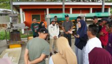 Ketua TP PKK Kota Makassar, Ny. Melinda Aksa, berdiskusi dengan warga dan perangkat kelurahan saat kunjungan ke TPS3R Kelurahan Untia, Kecamatan Biringkanaya. Kunjungan ini bertujuan mendorong penguatan pengelolaan sampah berbasis komunitas dan mendukung pengembangan urban farming di kawasan pesisir.