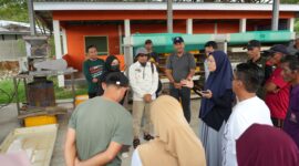 Ketua TP PKK Kota Makassar, Ny. Melinda Aksa, berdiskusi dengan warga dan perangkat kelurahan saat kunjungan ke TPS3R Kelurahan Untia, Kecamatan Biringkanaya. Kunjungan ini bertujuan mendorong penguatan pengelolaan sampah berbasis komunitas dan mendukung pengembangan urban farming di kawasan pesisir.
