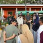 Ketua TP PKK Kota Makassar, Ny. Melinda Aksa, berdiskusi dengan warga dan perangkat kelurahan saat kunjungan ke TPS3R Kelurahan Untia, Kecamatan Biringkanaya. Kunjungan ini bertujuan mendorong penguatan pengelolaan sampah berbasis komunitas dan mendukung pengembangan urban farming di kawasan pesisir.