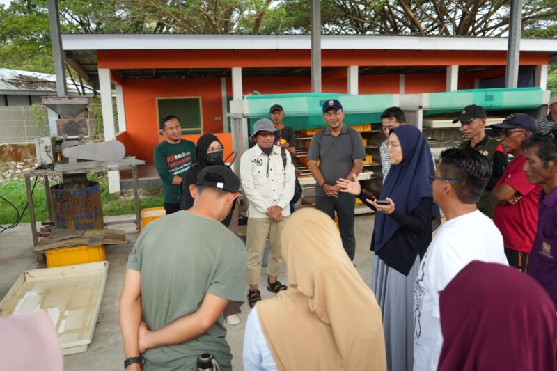 Ketua TP PKK Kota Makassar, Ny. Melinda Aksa, berdiskusi dengan warga dan perangkat kelurahan saat kunjungan ke TPS3R Kelurahan Untia, Kecamatan Biringkanaya. Kunjungan ini bertujuan mendorong penguatan pengelolaan sampah berbasis komunitas dan mendukung pengembangan urban farming di kawasan pesisir.