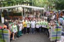 Wali Kota Makassar, Munafri Arifuddin, bersama jajaran ASN dan masyarakat berfoto bersama usai Launching Program Mamajang Goo Green (MGG) di Kantor Camat Mamajang. Program ini mendorong pengurangan sampah plastik dan budaya ramah lingkungan di kalangan ASN dan warga.