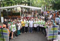 Wali Kota Makassar, Munafri Arifuddin, bersama jajaran ASN dan masyarakat berfoto bersama usai Launching Program Mamajang Goo Green (MGG) di Kantor Camat Mamajang. Program ini mendorong pengurangan sampah plastik dan budaya ramah lingkungan di kalangan ASN dan warga.