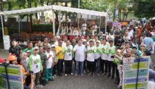 Wali Kota Makassar, Munafri Arifuddin, bersama jajaran ASN dan masyarakat berfoto bersama usai Launching Program Mamajang Goo Green (MGG) di Kantor Camat Mamajang. Program ini mendorong pengurangan sampah plastik dan budaya ramah lingkungan di kalangan ASN dan warga.