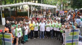 Wali Kota Makassar, Munafri Arifuddin, bersama jajaran ASN dan masyarakat berfoto bersama usai Launching Program Mamajang Goo Green (MGG) di Kantor Camat Mamajang. Program ini mendorong pengurangan sampah plastik dan budaya ramah lingkungan di kalangan ASN dan warga.