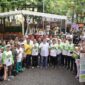 Wali Kota Makassar, Munafri Arifuddin, bersama jajaran ASN dan masyarakat berfoto bersama usai Launching Program Mamajang Goo Green (MGG) di Kantor Camat Mamajang. Program ini mendorong pengurangan sampah plastik dan budaya ramah lingkungan di kalangan ASN dan warga.