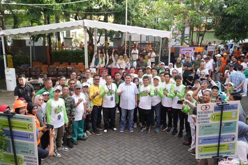 Wali Kota Makassar, Munafri Arifuddin, bersama jajaran ASN dan masyarakat berfoto bersama usai Launching Program Mamajang Goo Green (MGG) di Kantor Camat Mamajang. Program ini mendorong pengurangan sampah plastik dan budaya ramah lingkungan di kalangan ASN dan warga.