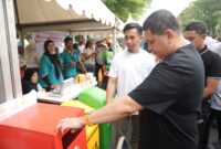 Wali Kota Makassar bersama warga saat edukasi pemilahan sampah pada peringatan Hari Lingkungan Hidup Sedunia 2025 di Car Free Day.