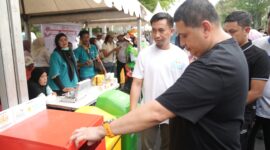 Wali Kota Makassar bersama warga saat edukasi pemilahan sampah pada peringatan Hari Lingkungan Hidup Sedunia 2025 di Car Free Day.