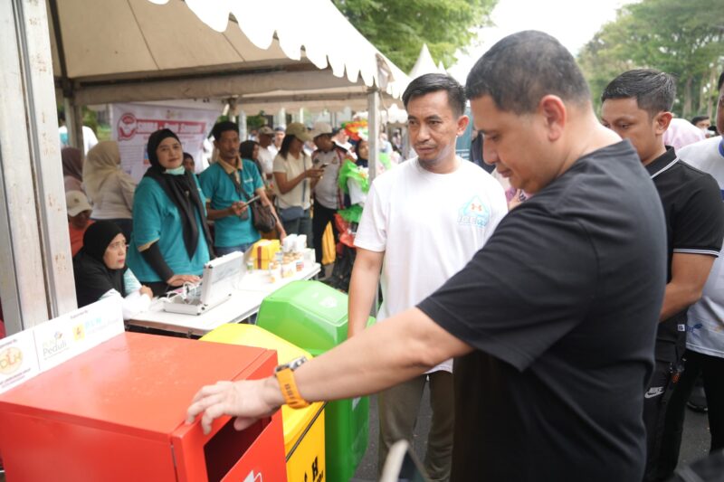 Wali Kota Makassar bersama warga saat edukasi pemilahan sampah pada peringatan Hari Lingkungan Hidup Sedunia 2025 di Car Free Day.