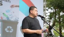 Wali Kota Makassar Munafri Arifuddin saat menyampaikan sambutan peluncuran program pembebasan iuran sampah bagi warga kurang mampu di Car Free Day, Minggu (29/6/2025).