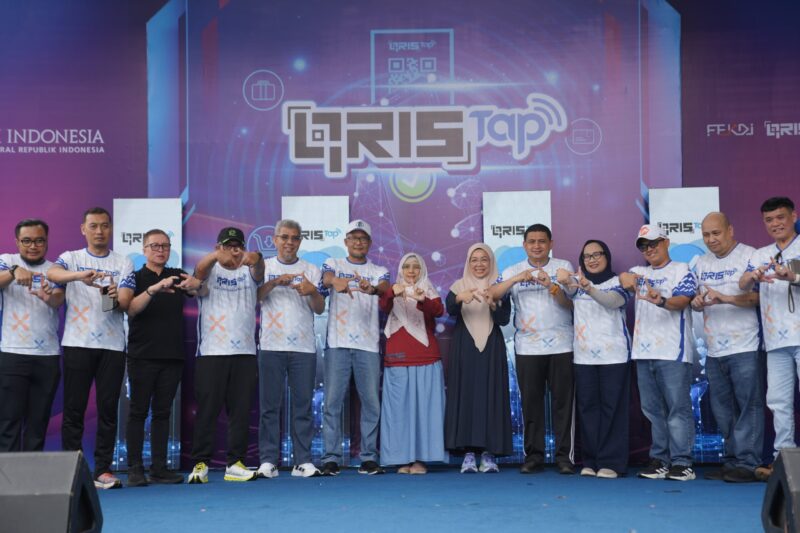 Wali Kota Makassar Munafri Arifuddin bersama jajaran Bank Indonesia dan Pemerintah Provinsi Sulawesi Selatan berfoto bersama saat Launching Festival QRIS TAP Sulawesi Selatan di Jalan Jenderal Sudirman, Minggu (29/6/2025).