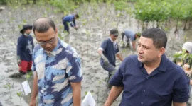 Wali Kota Makassar, Munafri Arifuddin, menghadiri kegiatan penanaman mangrove di kawasan wisata mangrove Dermaga A, Kelurahan Untia, Kecamatan Biringkanaya