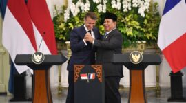 Presiden Prabowo Subianto berjabat tangan dengan Presiden Prancis Emmanuel Macron usai pertemuan bilateral di Istana Kepresidenan.