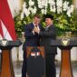 Presiden Prabowo Subianto berjabat tangan dengan Presiden Prancis Emmanuel Macron usai pertemuan bilateral di Istana Kepresidenan.