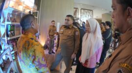 Foto: Wali Kota Makassar, Munafri Arifuddin bersama Wakil Wali Kota Aliyah Mustika dan Ketua TP PKK Makassar, Melinda Aksa saat menghadiri launching Gerai UMKM (10/6/2025).