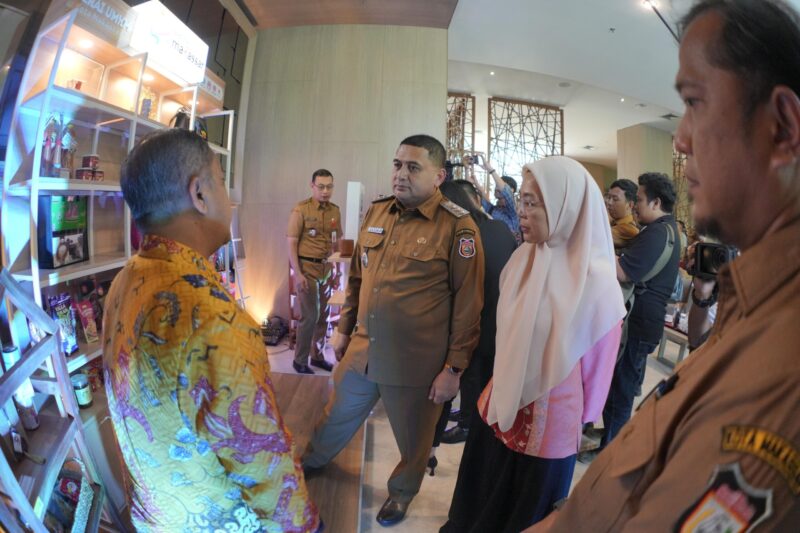 Foto: Wali Kota Makassar, Munafri Arifuddin bersama Wakil Wali Kota Aliyah Mustika dan Ketua TP PKK Makassar, Melinda Aksa saat menghadiri launching Gerai UMKM (10/6/2025).