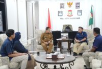 Foto: Walikota Makassar, Munafri Arifuddin, bersama jajaran Kepala Kantor PT Pos Indonesia Regional VI Makassar, Hasan Jaidi Tarigan.