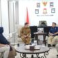 Foto: Walikota Makassar, Munafri Arifuddin, bersama jajaran Kepala Kantor PT Pos Indonesia Regional VI Makassar, Hasan Jaidi Tarigan.