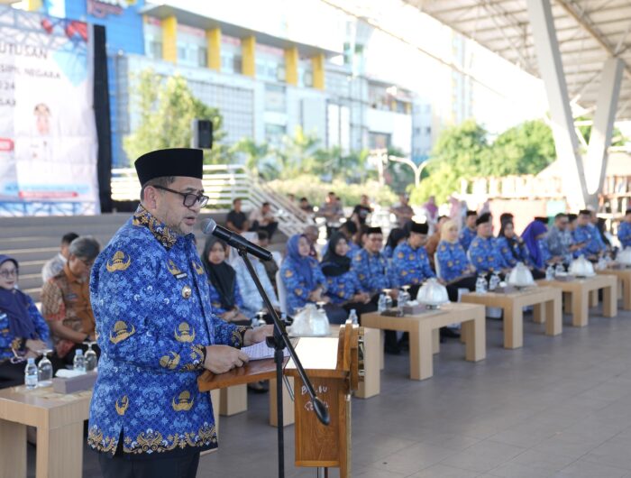 Foto: Wali Kota Makassar, Munafri Arifuddin, didampingi Wakil Wali Kota, Aliyah Mustika Ilham, saat prosesi penyerahan SK CPNS tahun 2024.