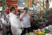 Foto: Wali Kota Makassar, Munafri Arifuddin, saat melakukan pemantauan harga bahan pokok di Pasar Terong, Rabu (4/6/2025).