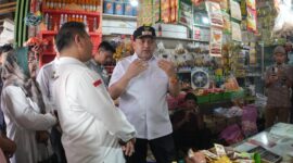 Foto: Wali Kota Makassar, Munafri Arifuddin, saat melakukan pemantauan harga bahan pokok di Pasar Terong, Rabu (4/6/2025).
