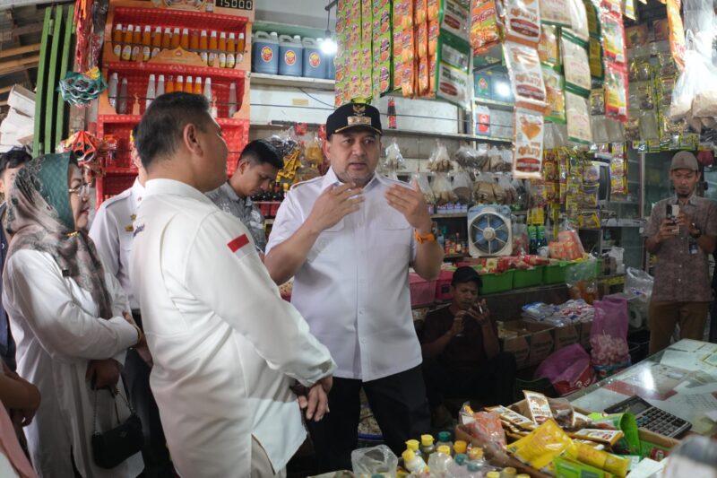 Foto: Wali Kota Makassar, Munafri Arifuddin, saat melakukan pemantauan harga bahan pokok di Pasar Terong, Rabu (4/6/2025).