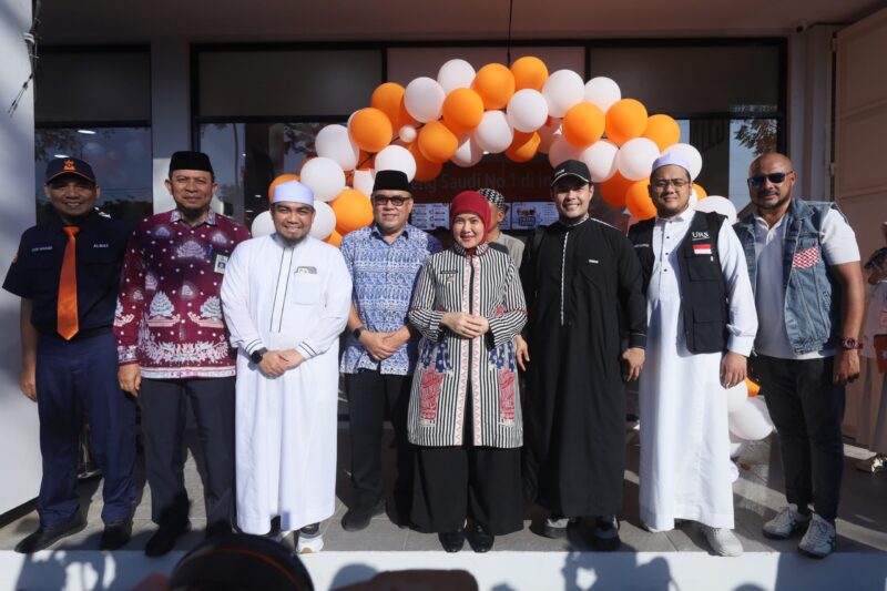 Foto: Wakil Walikota Makassar, Aliyah Mustika Ilham, menghadiri acara Grand Opening Almaz Fried Chicken Tanjung Makassar.