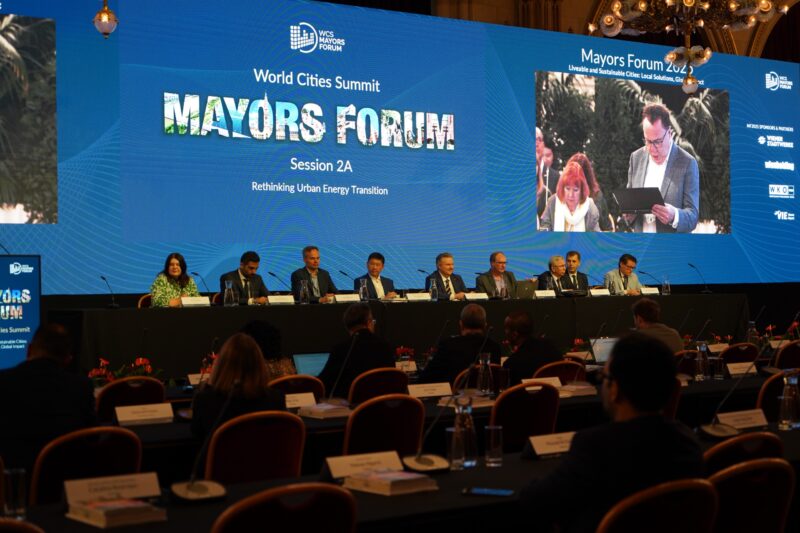 Wali Kota Makassar, Munafri Arifuddin (keempat dari kiri), bersama para pemimpin kota dunia dalam sesi “Rethinking Urban Energy Transition” di World Cities Summit Mayors Forum (WCSMF) 2025 di Vienna, Austria.