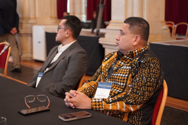 Wali Kota Makassar, Munafri Arifuddin (kanan), mengikuti sesi diskusi penutup World Cities Summit Mayors Forum (WCSMF) 2025 di Vienna, Austria, dengan penuh perhatian terhadap isu transisi energi dan lingkungan berkelanjutan.