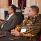 Wali Kota Makassar, Munafri Arifuddin (kanan), mengikuti sesi diskusi penutup World Cities Summit Mayors Forum (WCSMF) 2025 di Vienna, Austria, dengan penuh perhatian terhadap isu transisi energi dan lingkungan berkelanjutan.
