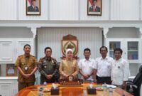 Wakil Wali Kota Makassar, Hj. Aliyah Mustika Ilham, menerima audiensi pengurus Pasukan 08 Kota Makassar di Ruang Wakil Wali Kota, Senin (7/7/2025), didampingi oleh Kepala Kesbangpol dan Kepala Dinas Sosial Kota Makassar.