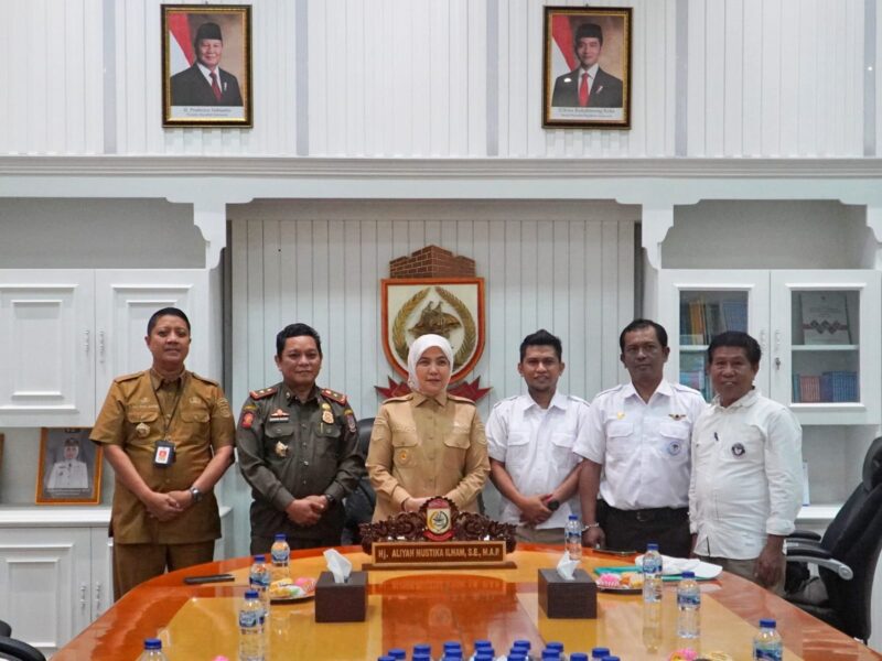 Wakil Wali Kota Makassar, Hj. Aliyah Mustika Ilham, menerima audiensi pengurus Pasukan 08 Kota Makassar di Ruang Wakil Wali Kota, Senin (7/7/2025), didampingi oleh Kepala Kesbangpol dan Kepala Dinas Sosial Kota Makassar.