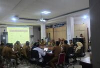 Rapat koordinasi Dinas Lingkungan Hidup (DLH) Kota Makassar bersama camat, sekcam, dan tim ahli membahas finalisasi data penerima manfaat pembebasan iuran sampah, di Kantor DLH Makassar, Senin (7/7/2025).