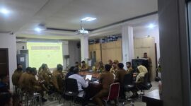 Rapat koordinasi Dinas Lingkungan Hidup (DLH) Kota Makassar bersama camat, sekcam, dan tim ahli membahas finalisasi data penerima manfaat pembebasan iuran sampah, di Kantor DLH Makassar, Senin (7/7/2025).