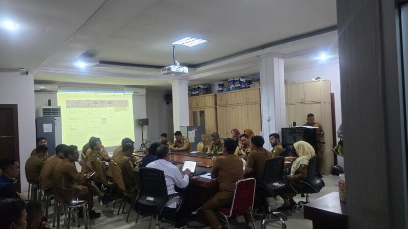 Rapat koordinasi Dinas Lingkungan Hidup (DLH) Kota Makassar bersama camat, sekcam, dan tim ahli membahas finalisasi data penerima manfaat pembebasan iuran sampah, di Kantor DLH Makassar, Senin (7/7/2025).