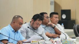 Plt. Kepala Bapenda Kota Makassar, Andi Asminullah (kedua dari kiri), bersama jajaran saat membahas strategi peningkatan Pendapatan Asli Daerah (PAD) melalui skema opsen dan uji petik pajak, Rabu (9/7/2025).
