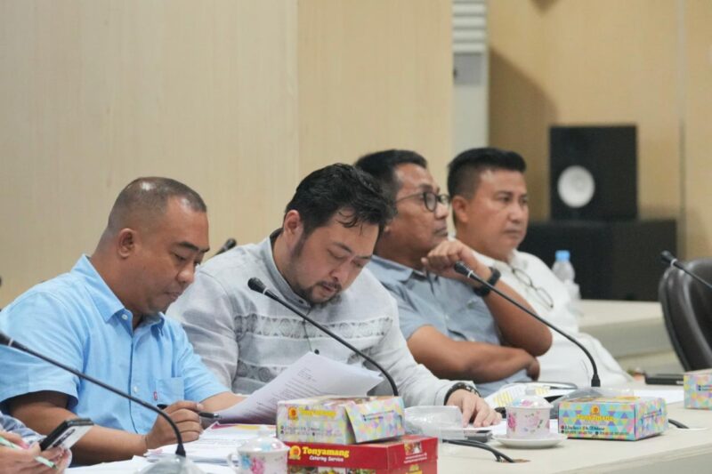 Plt. Kepala Bapenda Kota Makassar, Andi Asminullah (kedua dari kiri), bersama jajaran saat membahas strategi peningkatan Pendapatan Asli Daerah (PAD) melalui skema opsen dan uji petik pajak, Rabu (9/7/2025).