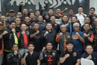 Wali Kota Makassar Munafri Arifuddin bersama Dewan Kehormatan HDCI Pusat Ilham Arief Sirajuddin (IAS) dan para anggota Harley-Davidson Club Indonesia (HDCI) foto bersama usai audiensi di Rumah Jabatan Wali Kota, Sabtu (12/7/2025), dalam rangka persiapan Sulawesi Bike Week 2025.
