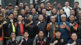 Wali Kota Makassar Munafri Arifuddin bersama Dewan Kehormatan HDCI Pusat Ilham Arief Sirajuddin (IAS) dan para anggota Harley-Davidson Club Indonesia (HDCI) foto bersama usai audiensi di Rumah Jabatan Wali Kota, Sabtu (12/7/2025), dalam rangka persiapan Sulawesi Bike Week 2025.